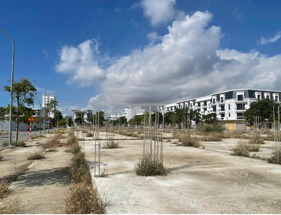 Một số vị trí đất trong dự án vẫn đang để đất trống, hoặc mới xây móng công trình.
