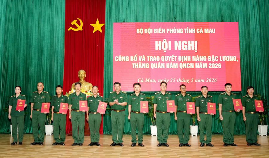 Đại tá Hà Văn Thanh - Chỉ huy trưởng Ban Chỉ huy BĐBP tỉnh Cà Mau trao quyết định thăng quân hàm cho các quân nhân cấp Trung tá.