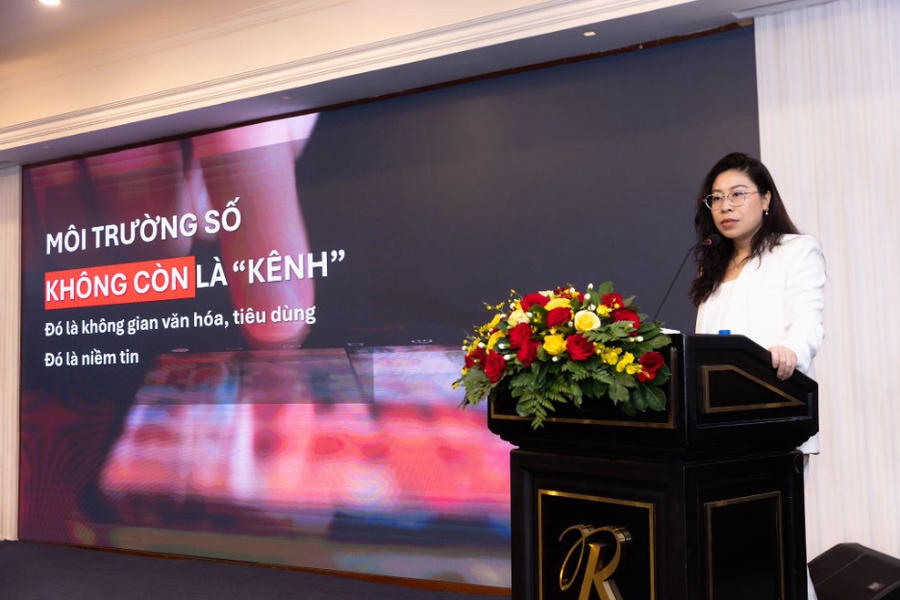 Bà Tạ Thu Hương nhấn mạnh: “Môi trường số không chỉ là kênh. Mỗi thông điệp truyền thông không chỉ chạm đến một khách hàng. Nó chạm đến nhiều gia đình, nhiều cộng đồng. Đó là một không gian văn hóa “