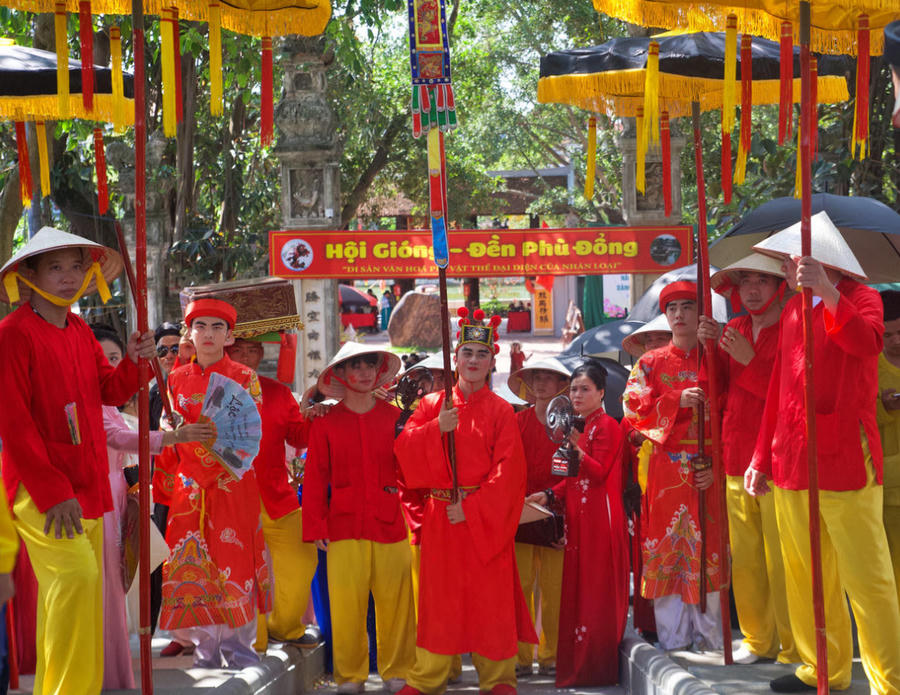 Người được tuyển chọn làm ông Hiệu, phải tự chi tiền để mua sắm trang phục cho giai nhân
