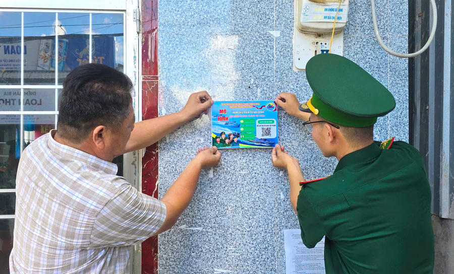 Cán bộ Đồn Biên phòng Rạch Gốc trực tiếp đến từng hộ dân tuyên truyền, hướng dẫn triển khai mô hình.