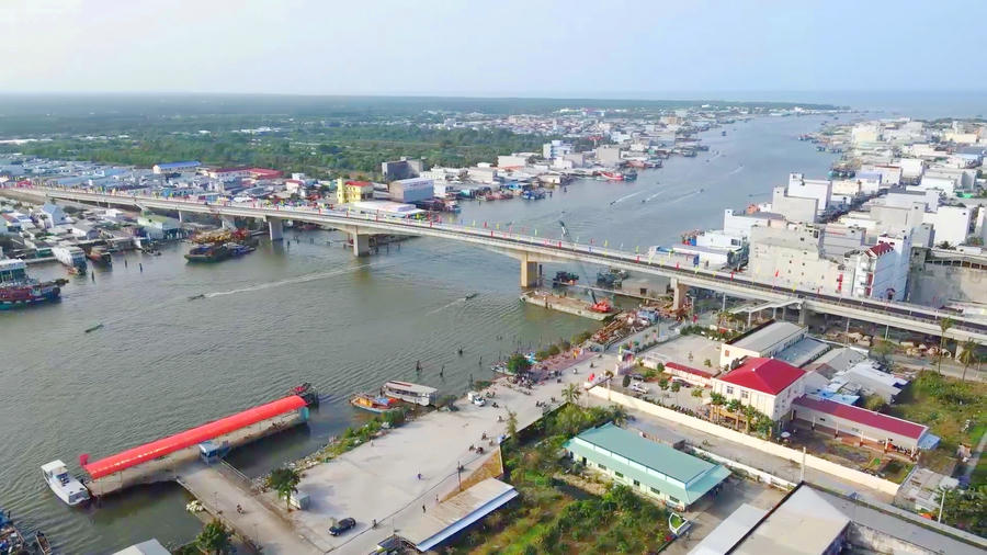 Xã Sông Đốc là địa phương ven biển giữ vai trò cửa ngõ quan trọng ra biển Tây, đồng thời là trung tâm kinh tế biển của khu vực với thế mạnh về khai thác, nuôi trồng thủy sản và dịch vụ hậu cần nghề cá (trong ảnh: cầu Sông Đốc).