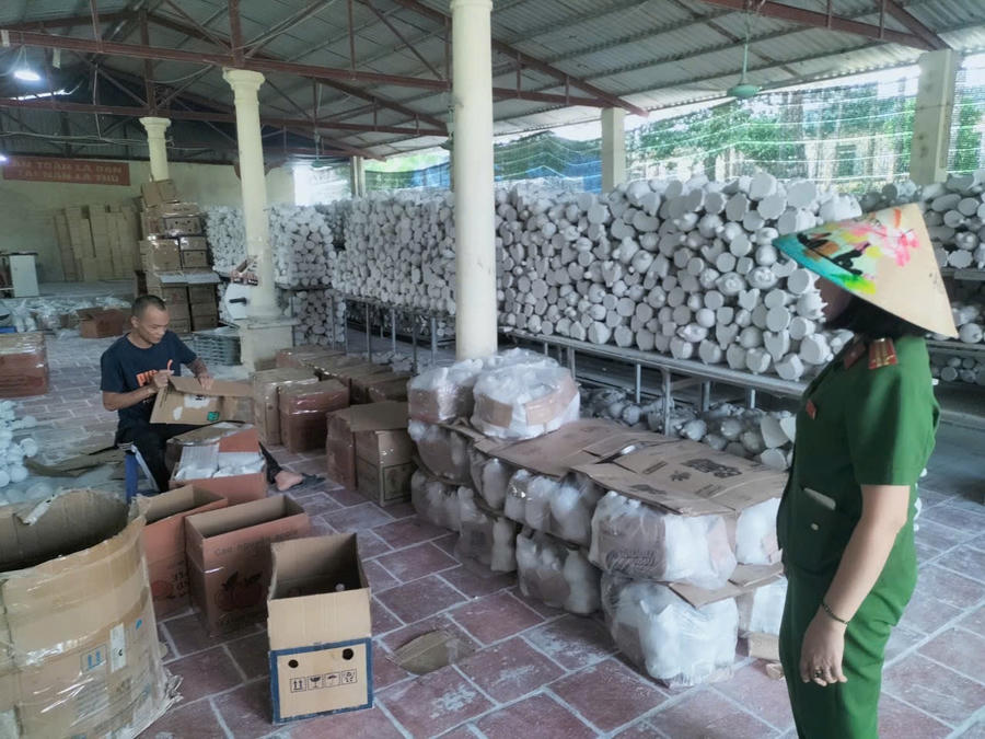 Những sản phẩm tượng – tô vẽ được gói ghém cẩn thận, chuẩn bị xuất đi.