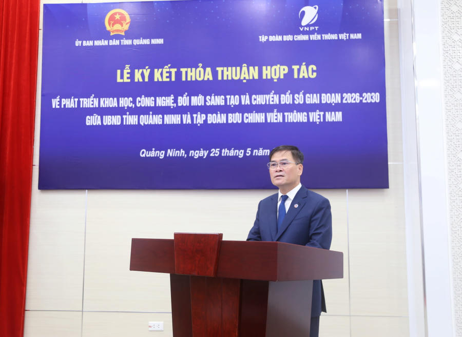 Ông Bùi Văn Khắng, Phó Bí thư Tỉnh ủy, Chủ tịch UBND tỉnh phát biểu tại buổi lễ.