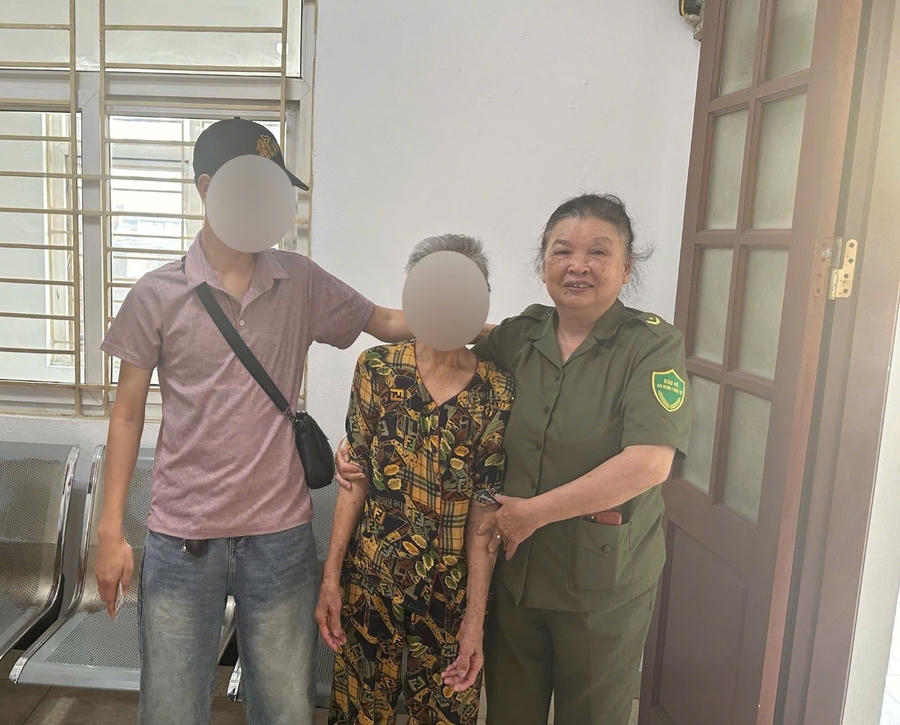Gia đình vui mừng đến Công an phường Ô Chợ Dừa đón cụ bà về nhà.