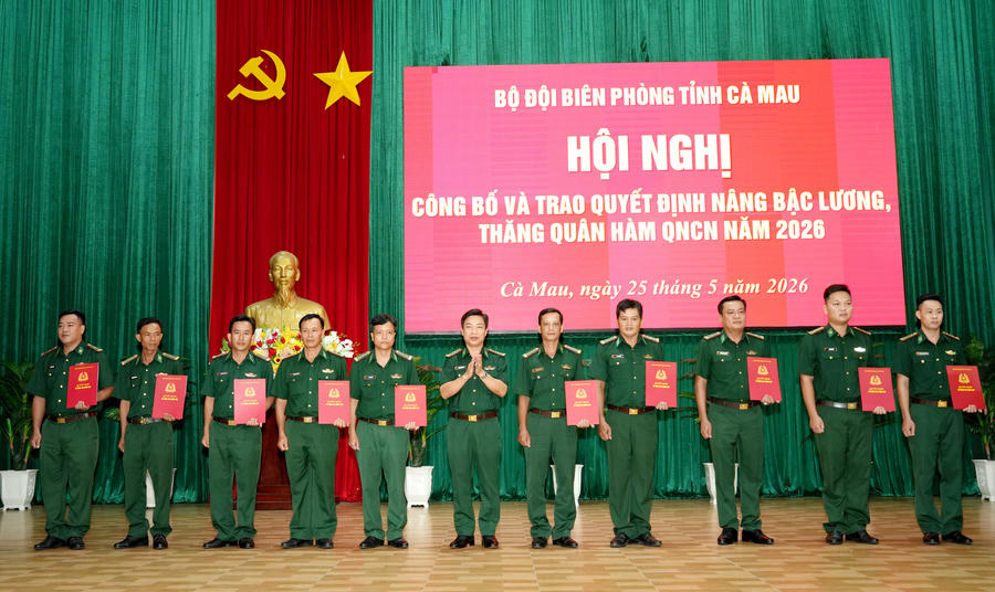 Đại tá Phạm Minh Giang - Chính ủy Ban Chỉ huy BĐBP tỉnh Cà Mau trao quyết định thăng quân hàm cho quân nhân cấp Thiếu tá.