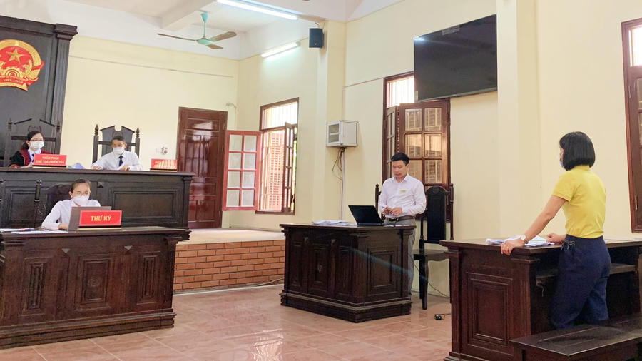 Luật sư Nguyễn Đình Cảnh (măc áo trắng đang đứng) người phát ngôn của Công ty Vĩnh Minh An Luật sư Nguyễn Đình Cảnh (măc áo trắng đang đứng) người phát ngôn của Công ty Vĩnh Minh An