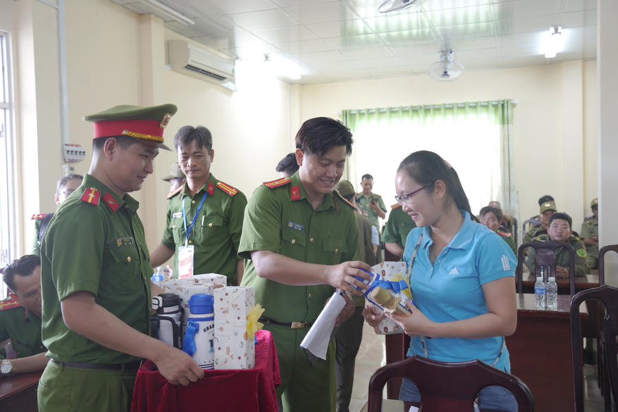 Ban Tổ chức tặng quà cho khán giả trả lời đúng câu hỏi giao lưu.