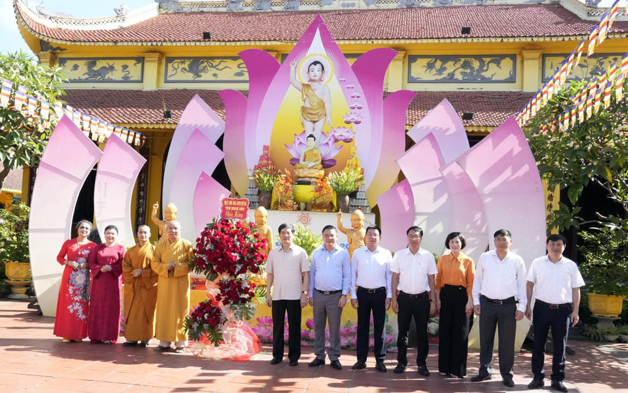 Ông Vũ Quyết Tiến, Phó Bí thư Tỉnh uỷ, Chủ tịch Uỷ ban MTTQ tỉnh, chúc mừng tăng ni, Phật tử chùa Phả Thiên (phường Cửa Ông) nhân Đại lễ Phật đản Phật lịch 2570 - Dương lịch 2026. Ông Vũ Quyết Tiến, Phó Bí thư Tỉnh uỷ, Chủ tịch Uỷ ban MTTQ tỉnh, chúc mừng tăng ni, Phật tử chùa Phả Thiên (phường Cửa Ông) nhân Đại lễ Phật đản Phật lịch 2570 - Dương lịch 2026.