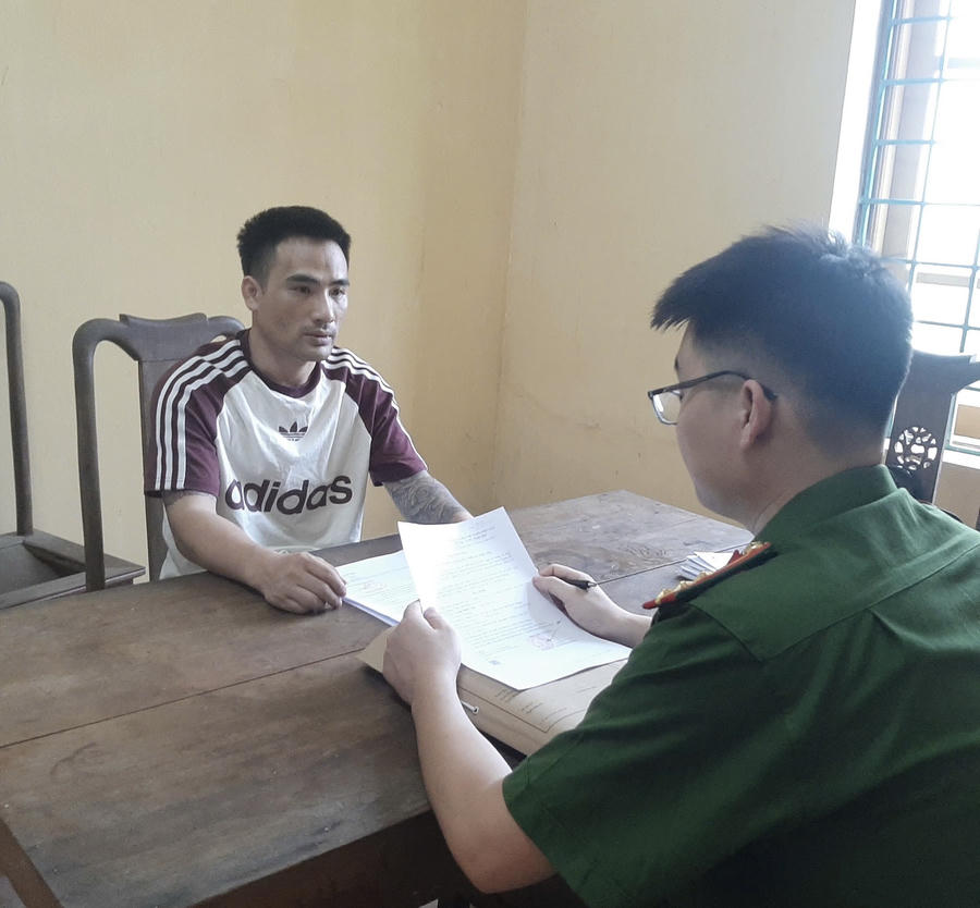 Đối tượng Lương Minh Tuân tại cơ quan công an. (Ảnh: CA Tuyên Quang).