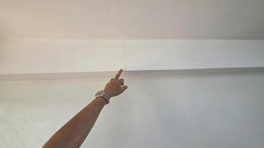 Nhiều vết nứt tại dầm nhà khiến các hộ dân lo lắng về an toàn và tính mạng.