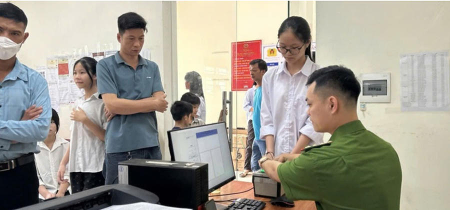 Cán bộ, chiến sĩ Công an xã Liên Minh làm việc với tinh thần trách nhiệm cao, hỗ trợ người dân thuận lợi