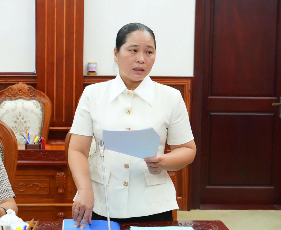 Bà Nguyễn Thu Tư - Giám đốc Sở Dân tộc và Tôn giáo Cà Mau, báo cáo kết quả thực hiện nhiệm vụ công tác dân tộc, tôn giáo thời gian qua.