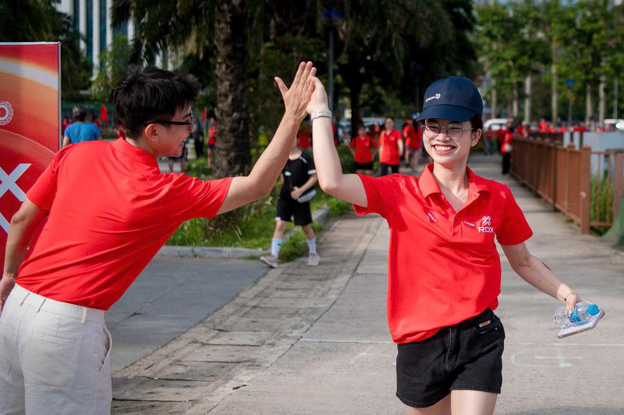 Những cái chạm tay trên đường chạy tiếp thêm động lực chinh phục thử thách