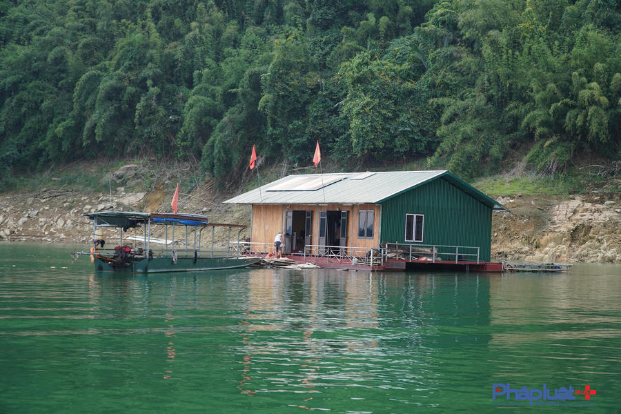 Chốt bảo vệ rừng Đội 5 lênh đênh trên hồ thủy điện Tuyên Quang. (Ảnh: P. Họ).