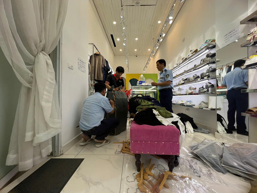 Đội QLTT số 14 kiểm tra hàng hóa vi phạm.