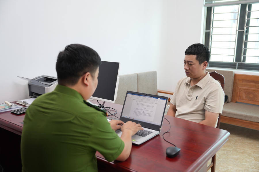 Cơ quan Cảnh sát điều tra lấy lời khai đối với Vũ Minh Hoàng (bìa trái) và Vũ Thị Mận (bìa phải). (Ảnh: Công an tỉnh Lào Cai)
