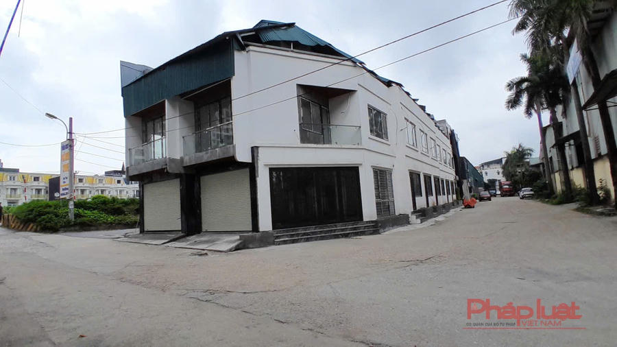 Hiện nay dãy nhà chỉ cắt hạ một phần rất thấp so với ban đầu và được chụp mái tôn.