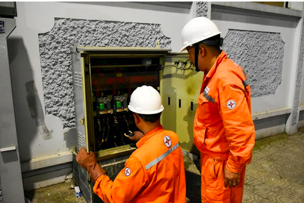 Nhân viên điện lực kiểm tra hệ thống cáp, aptomat và các điểm tiếp xúc. Ảnh EVN
