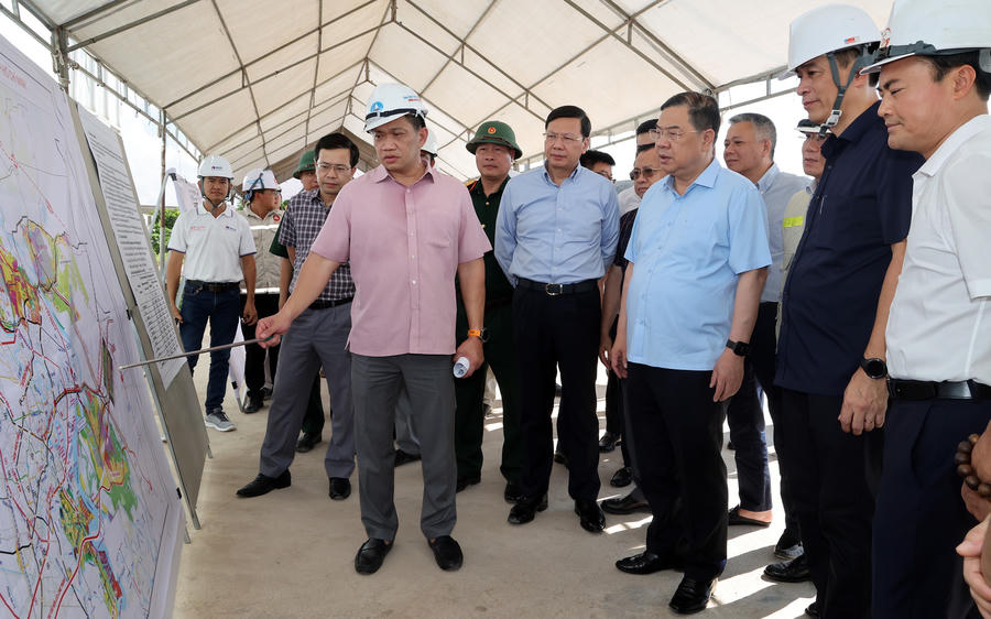 Phó Thủ tướng Thường trực Phạm Gia Túc nghe báo cáo về Dự án cao tốc TPHCM - Long Thành - Dầu Giây - Ảnh: VGP
