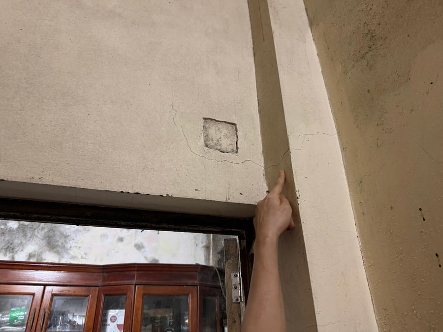 Tường nhà các hộ dân nằm cạnh công trình xuất hiện các vết nứt.