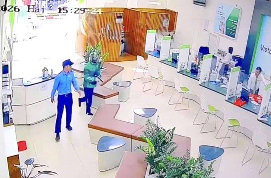 Hình ảnh vụ cướp tại ngân hàng của Tài và Ân được Camera ghi lại