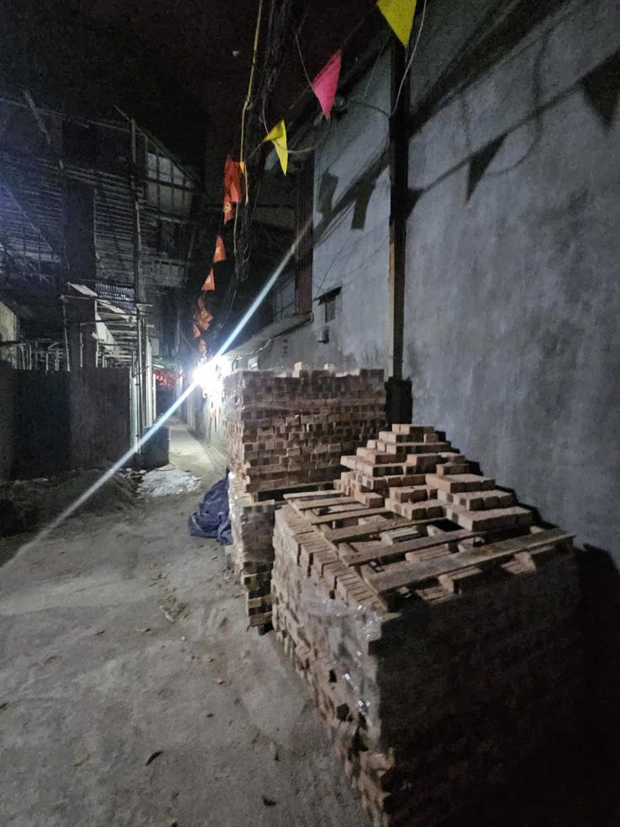 Người dân phản ánh công trình số 3, khu nhà A47 tập thể Công ty Cầu 11 Thăng Long thi công không đảm bảo an toàn, vật liệu xây dựng để ngổn ngang, gạch từ công trình rơi xuống đường gây mất an toàn.