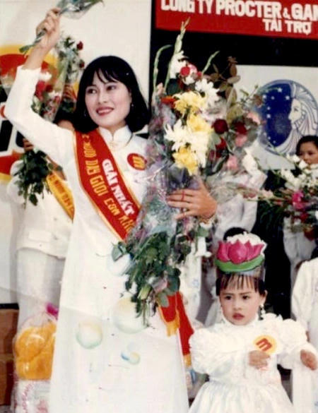 Bác sĩ Lã Thanh Hà và con gái đầu (Tôn Hà Anh) đạt giải nhất Mẹ nuôi dạy con khỏe ngoan năm 1995. Ảnh: NVCC.