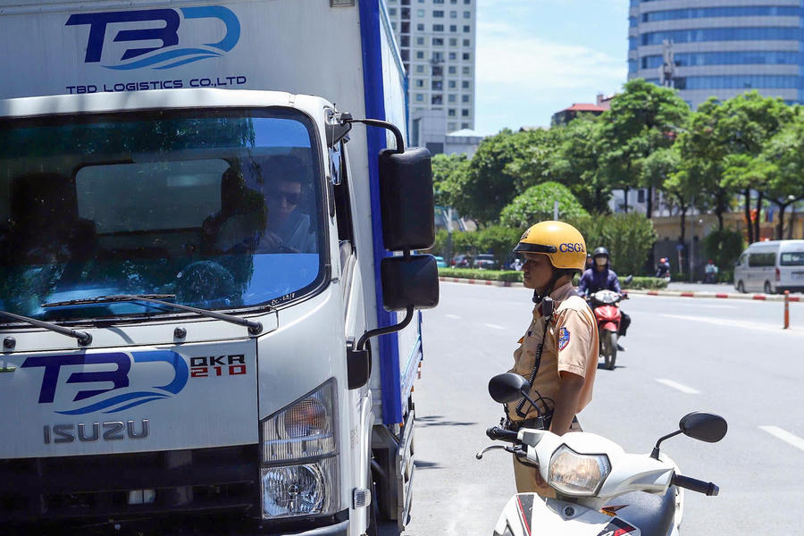 Một tài xế xe tải vi phạm được lực lượng chức năng kiểm tra, xử lý.