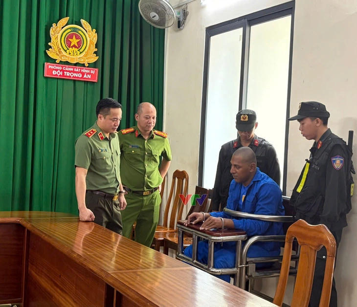 Nghi phạm giết người (ngồi) tại cơ quan điều tra. Ảnh VTV