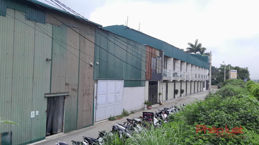 Khu dãy nhà liền kề ngoài bờ đê sông Đuống thuộc phường Việt Hưng đến nay đã cắt giảm chiều cao so với trước đó và được chủ đầu tư hoàn thiện.