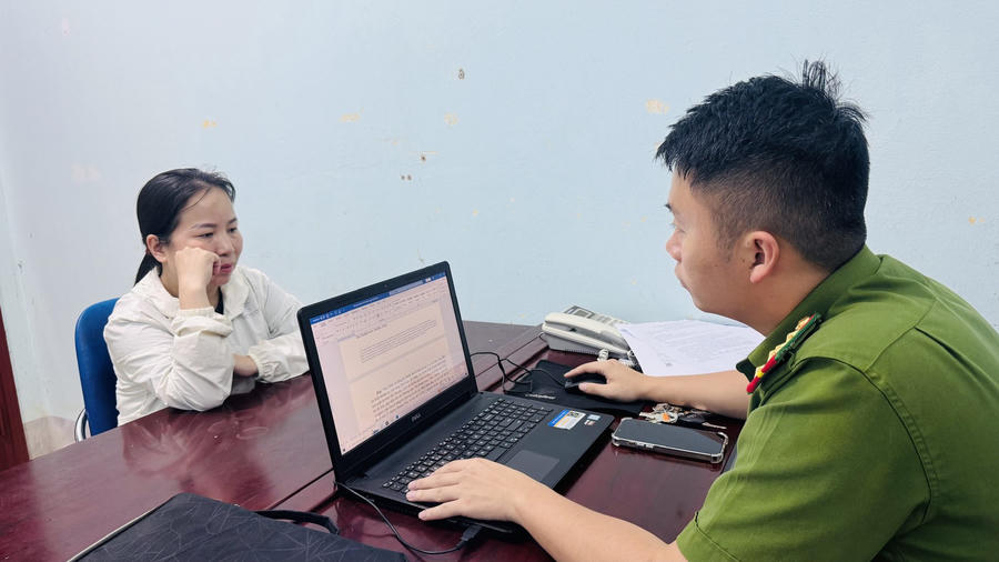 Cơ quan Cảnh sát điều tra lấy lời khai đối với Vũ Minh Hoàng (bìa trái) và Vũ Thị Mận (bìa phải). (Ảnh: Công an tỉnh Lào Cai)