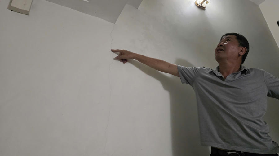 Nhà dân nằm sát công trình xây dựng đang thi công xuất hiện các vết nứt. Nhà dân nằm sát công trình xây dựng đang thi công xuất hiện các vết nứt.