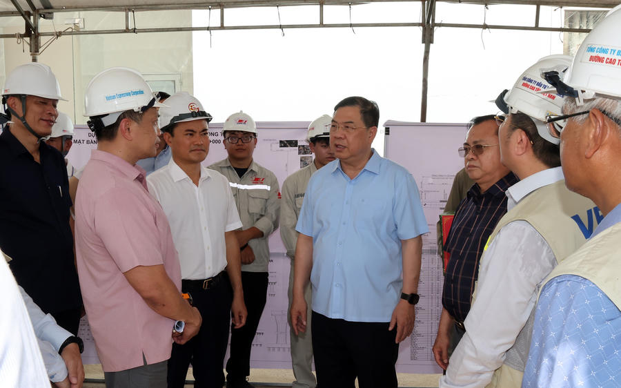 Phó Thủ tướng Thường trực Phạm Gia Túc trao đổi với cán bộ, kỹ sư tại công trường cầu Long Thành-Dự án cao tốc TPHCM - Long Thành - Dầu Giây - Ảnh: VGP