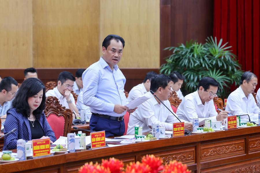 Bộ trưởng Bộ Nông nghiệp và Môi trường Trịnh Việt Hùng phát biểu tại buổi làm việc.