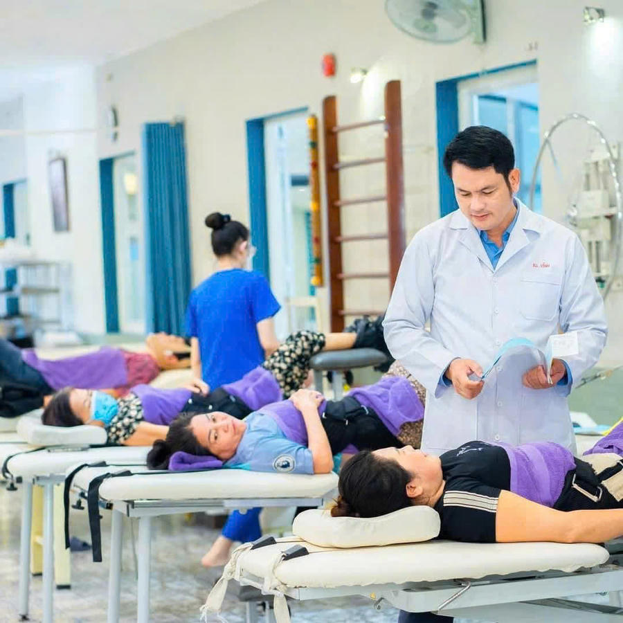 Các kỹ thuật viên điều dưỡng điều trị cho người bị bệnh xương khớp tại Khu nghỉ dưỡng, chăm sóc sức khỏe Thiền Tâm.