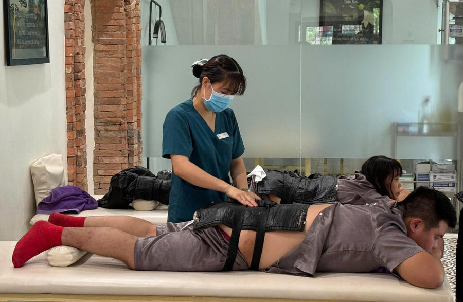 Các kỹ thuật viên điều dưỡng điều trị cho người bị bệnh xương khớp tại Khu nghỉ dưỡng, chăm sóc sức khỏe Thiền Tâm.