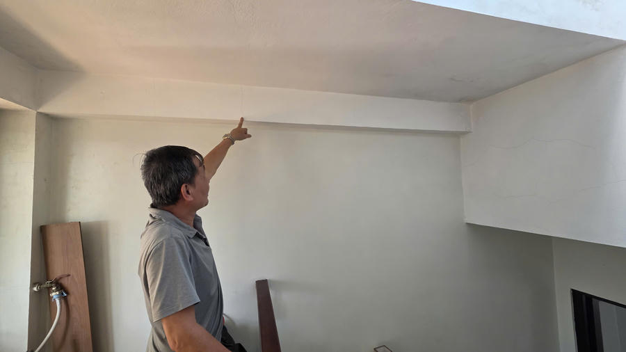 Nhiều vết nứt tại dầm nhà khiến các hộ dân lo lắng về an toàn và tính mạng.