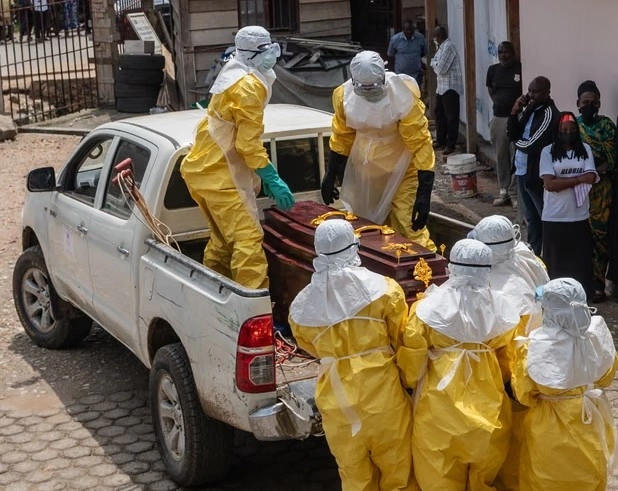 Một nạn nhân tử vong do Ebola đi chôn cất an toàn tại một bệnh viện ở thành phố Bunia, tỉnh Ituri,  Cộng hòa Dân chủ Congo. (Ảnh: EPA)