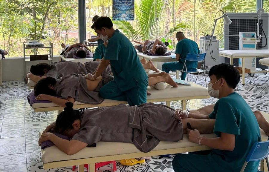 Các kỹ thuật viên điều dưỡng điều trị cho người bị vấn đề về xương khớp tại Khu nghỉ dưỡng, chăm sóc sức khỏe Thiền Tâm. Các kỹ thuật viên điều dưỡng điều trị cho người bị vấn đề về xương khớp tại Khu nghỉ dưỡng, chăm sóc sức khỏe Thiền Tâm.