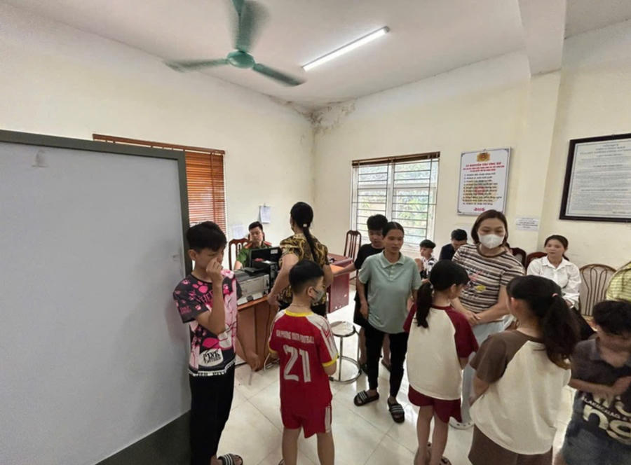 Không khí vô cùng nhộn nhịp vào buổi tối tại Bộ phận tiếp nhận giải quyết thủ tục hành chính Công an xã Liên Minh