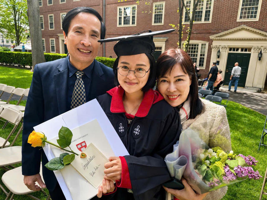 Tôn Hiền Anh cùng bố và mẹ tại lễ tốt nghiệp Đại học Harvard. Ảnh: NVCC