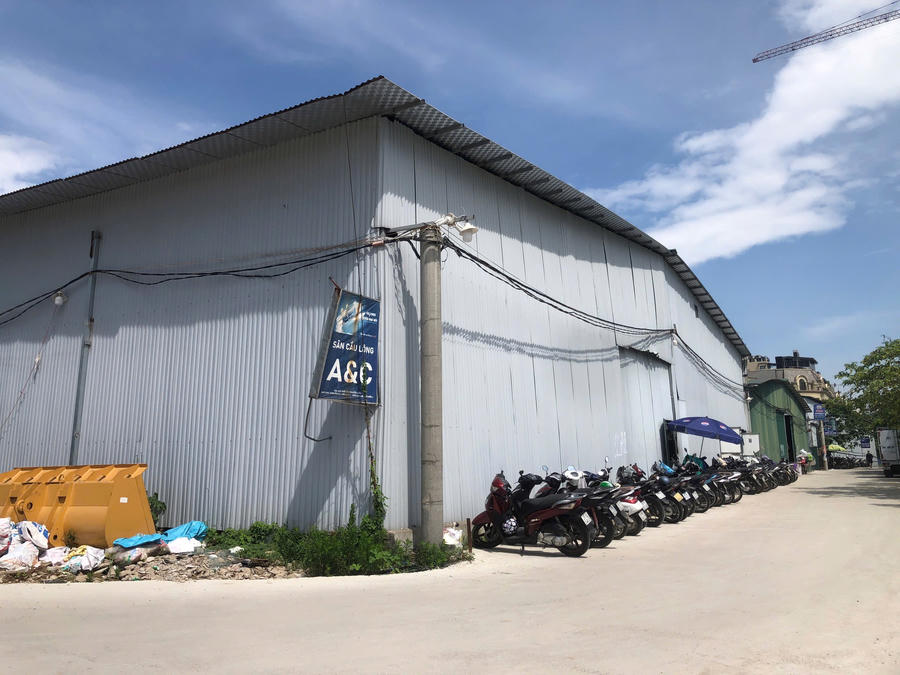 Nhìn từ bên ngoài, công trình chỉ như một nhà kho bằng tôn thông thường nhưng bên trong thiết kế là cụm sân chơi thể thao, hoạt động kinh doanh ngày đêm.