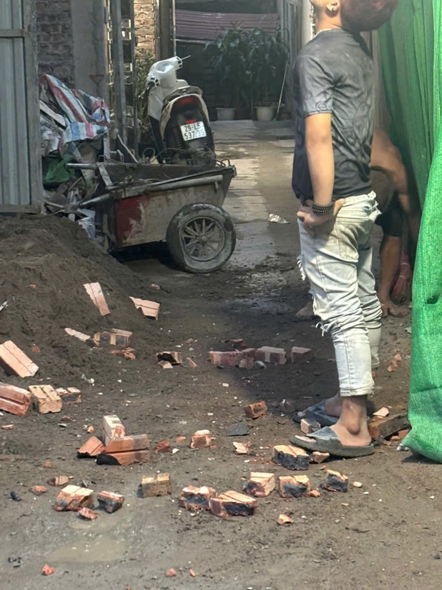 Người dân phản ánh công trình số 3, khu nhà A47 tập thể Công ty Cầu 11 Thăng Long thi công không đảm bảo an toàn, vật liệu xây dựng để ngổn ngang, gạch từ công trình rơi xuống đường gây mất an toàn.