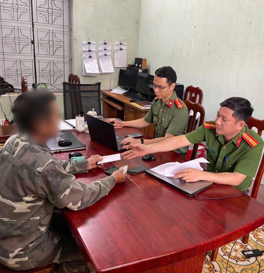 Công an xã Bắc Đông Hưng làm việc với chủ tài khoản Facebook V.B.L.