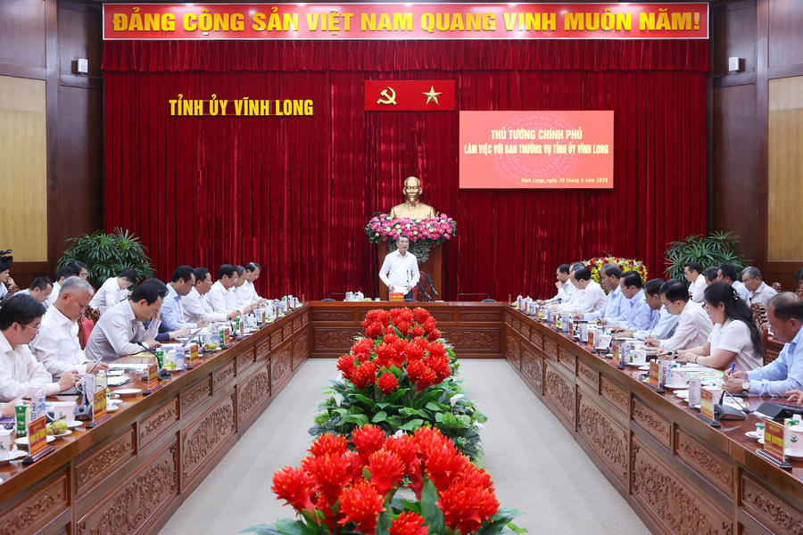 Thủ tướng lưu ý, tỉnh Vĩnh Long cần tiếp tục chú trọng công tác xây dựng Đảng và xây dựng hệ thống cơ quan hành chính đoàn kết, thống nhất.