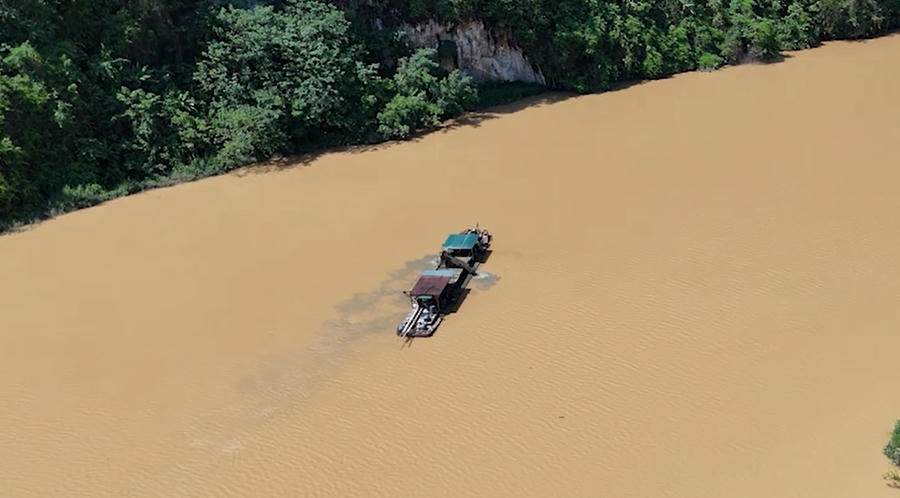 Nhiều tháng qua, trên lòng hồ thủy điện Nậm Na 2 luôn túc một chiếc thuyền hút cát công suất lớn.