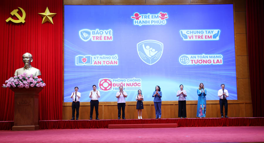 Phó Chủ tịch nước Võ Thị Ánh Xuân và Bí thư Tỉnh ủy Quản Minh Cường cùng các đại biểu ấn nút phát động Tháng hành động vì trẻ em năm 2026.
