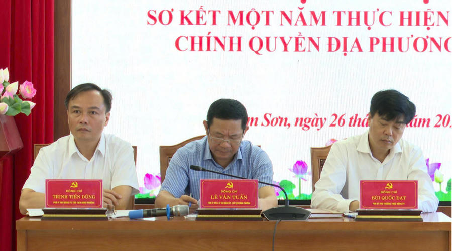 Các đồng chí Thường trực Đảng uỷ chủ trì hội nghị.