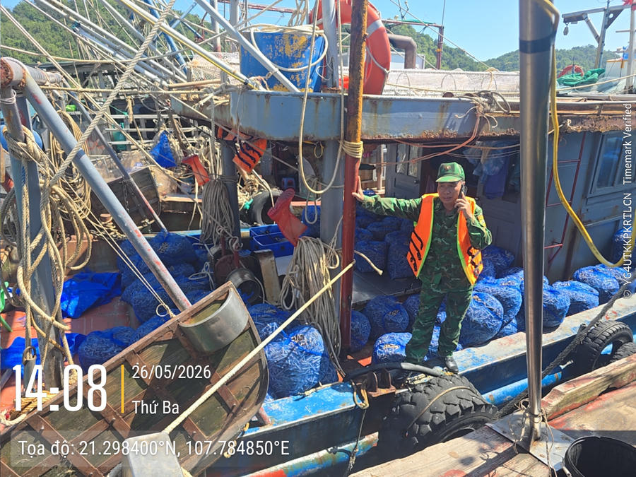 Trên khoang tàu, lực lượng chức năng phát hiện nhiều bao ốc cùng ngư cụ cấm khai thác thủy sản.